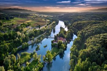 Otkrijte čaroliju Grada Otočec: jedinstveni hotel i restoran na rijeci Krki