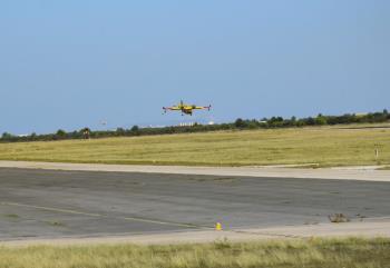 Zračne protupožarne snage uspješno ugasile dva velika požara u Dalmaciji koristeći avione Canadair CL-415