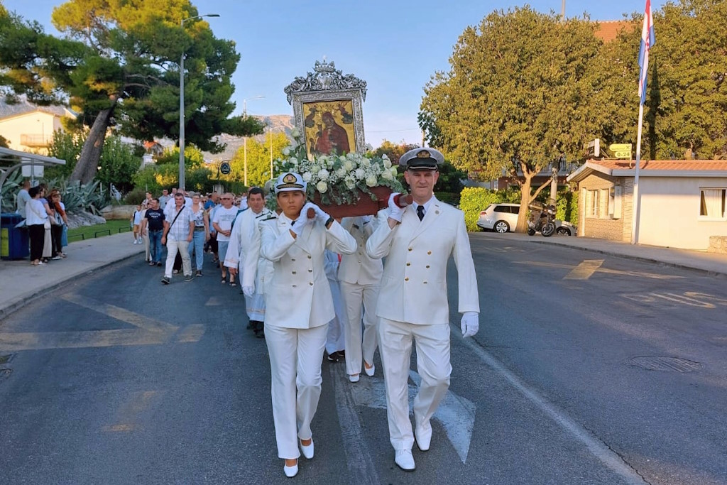 Members of the Croatian Navy participated in the processions on the occasion of the Feast of the Assumption in Kaštel Novi and Split, carrying images of Our Lady in a long tradition