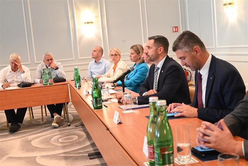 Minister Glavina held a meeting with the tourism sector in Dubrovnik on tourism growth and investments in 2024