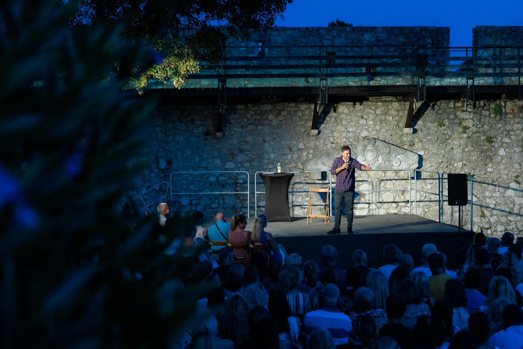 Jan Kerekeš oduševio riječku publiku stand-up komedijom na Trsatskom kaštelu i najavio The Frajle te Tončija Huljića i Madre Badessa za Ljeto na Gradini