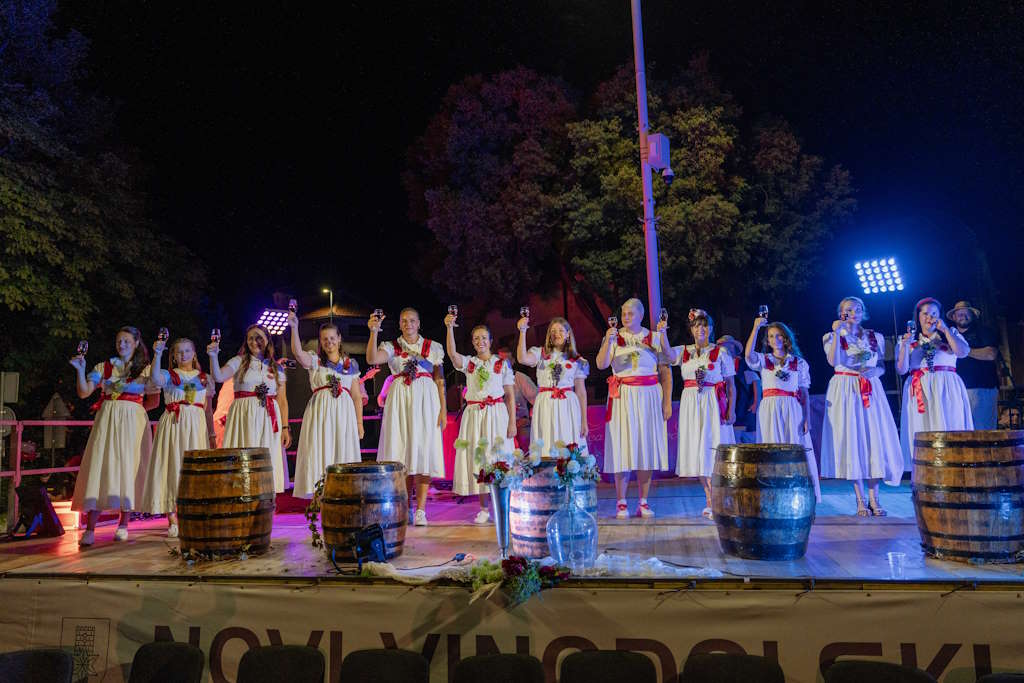 Die Weinbergsrose feierte ihr 20-jähriges Jubiläum mit einem reichhaltigen Programm und Weinfesten, einer Messe für altes Handwerk und Wettbewerben beim Treten auf Trauben und Mischen von Makkaroni