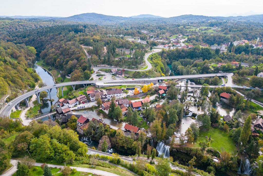 Wellbeing weekend on the water in Slunj: forest and sound baths, yoga, jazz concert and activities on the Korana River