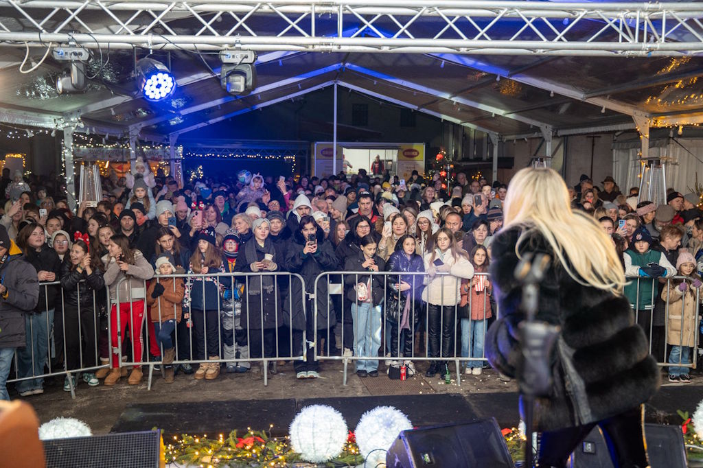 Maja Šuput delighted visitors in Gospić at the Advent in the heart of Lika