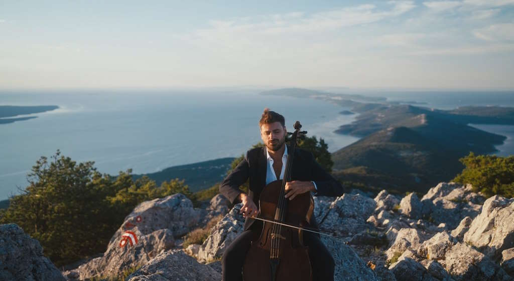 Stjepan Hauser hat das Video "Secret Garden", das während des Sarajevo Film Festival 2024 auf Lošinj gedreht wurde, uraufgeführt und die natürlichen und kulturellen Schönheiten der Insel hervorgehoben