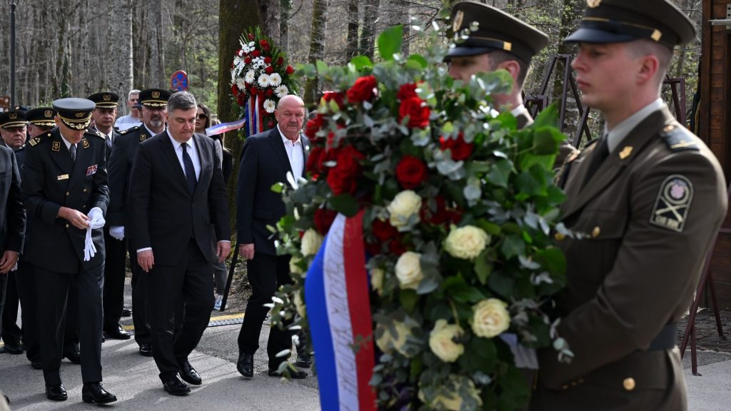 Predsjednik Republike Hrvatske Zoran Milanović odaje počast Josipu Joviću, prvom poginulom branitelju Domovinskog rata na Plitvicama | Karlobag.eu