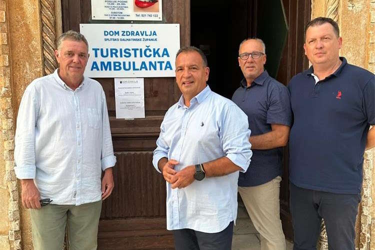 Minister Beroš besuchte ein zusätzliches Team für die Gesundheitsversorgung von Touristen auf Hvar und betonte die Bedeutung der Gesundheitsdienste für die Sicherheit des kroatischen Tourismus