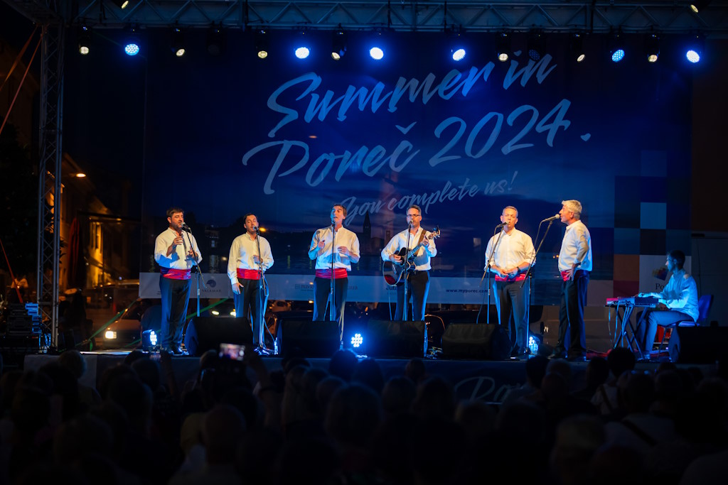 Koncert Cambi klapa w Poreču zachwycił zwiedzających występem i niepowtarzalną atmosferą w Trg slobode